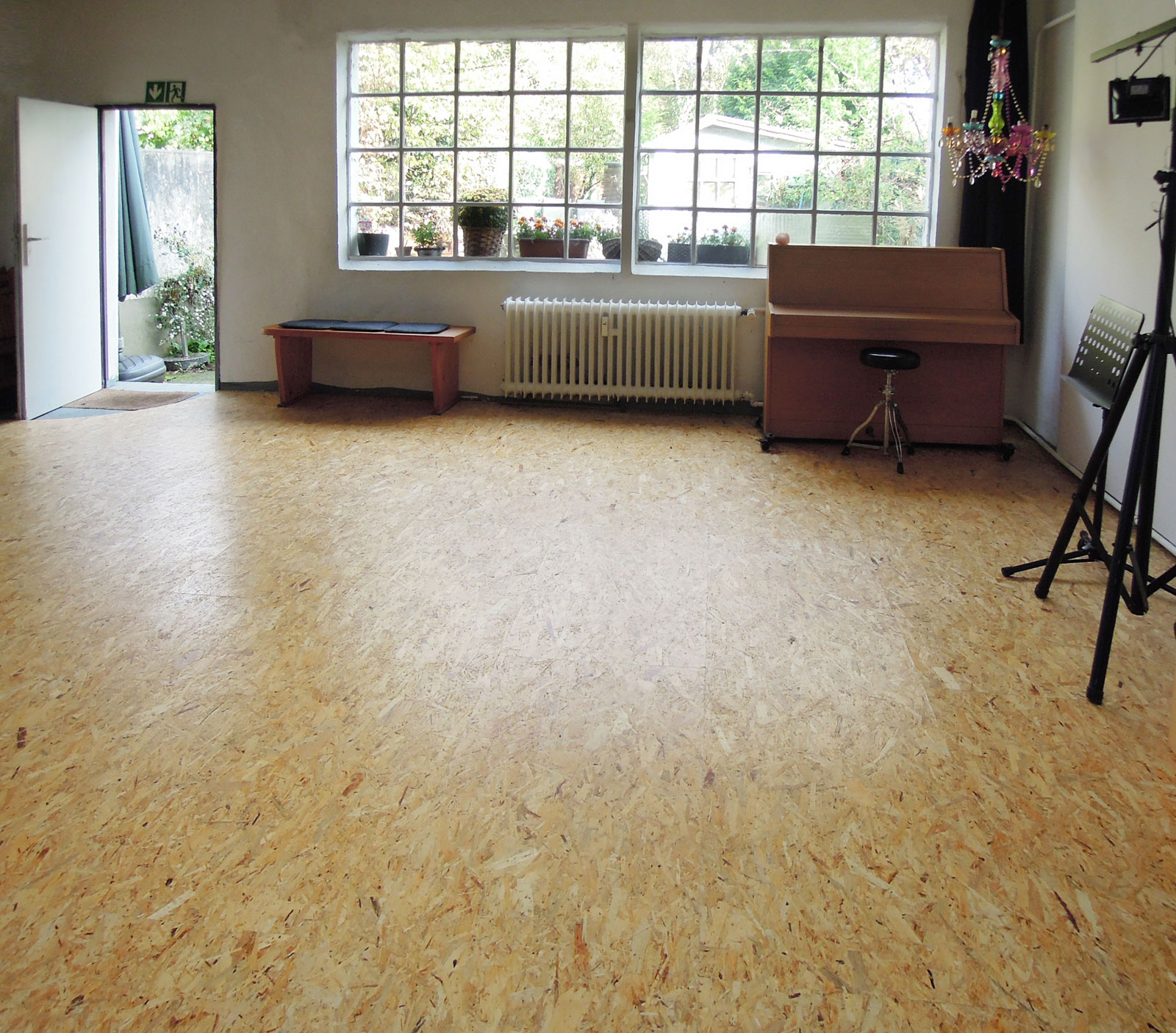 Großer Veranstaltungraum mit Holzboden